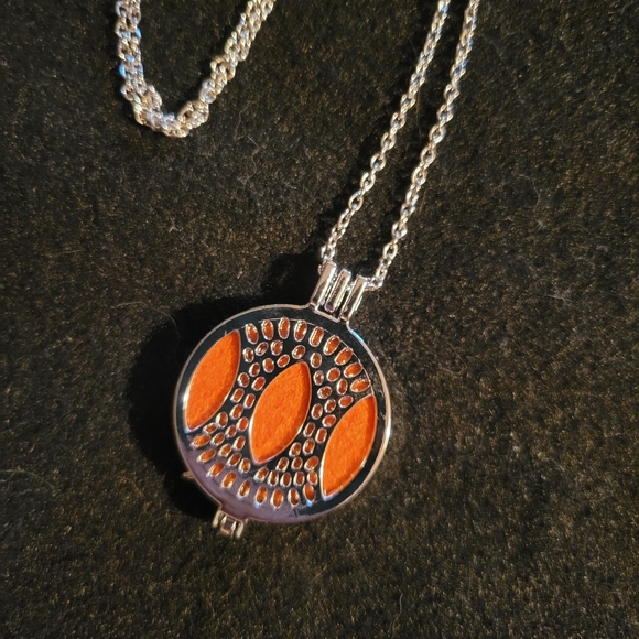 Dream Catcher Essential Oil Necklace NWOT - Picture 2 of 2